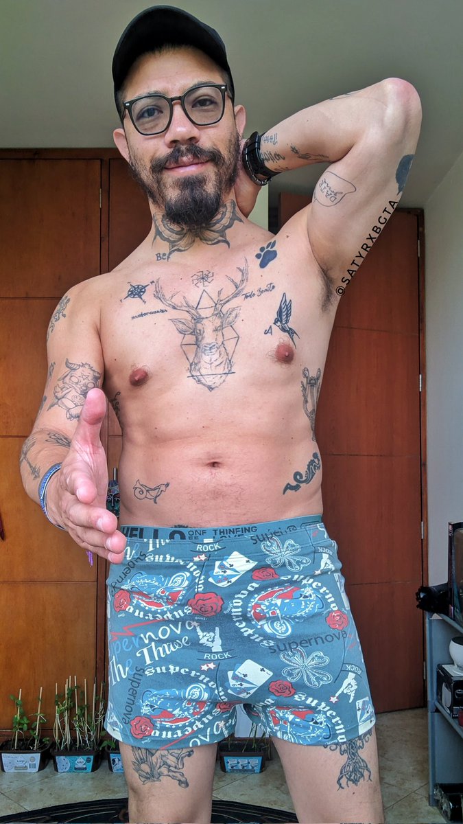 SatyrXBgta's tweet photo. Imagina la escena:
Tienes 18.
Te quedaste en casa de un amigo de la uni para hacer unos trabajos.
En la mañana te encuentras de frente con su papá, que luce así...
Qué es lo primero que piensas? https://t.co/mCyBmK0R0g