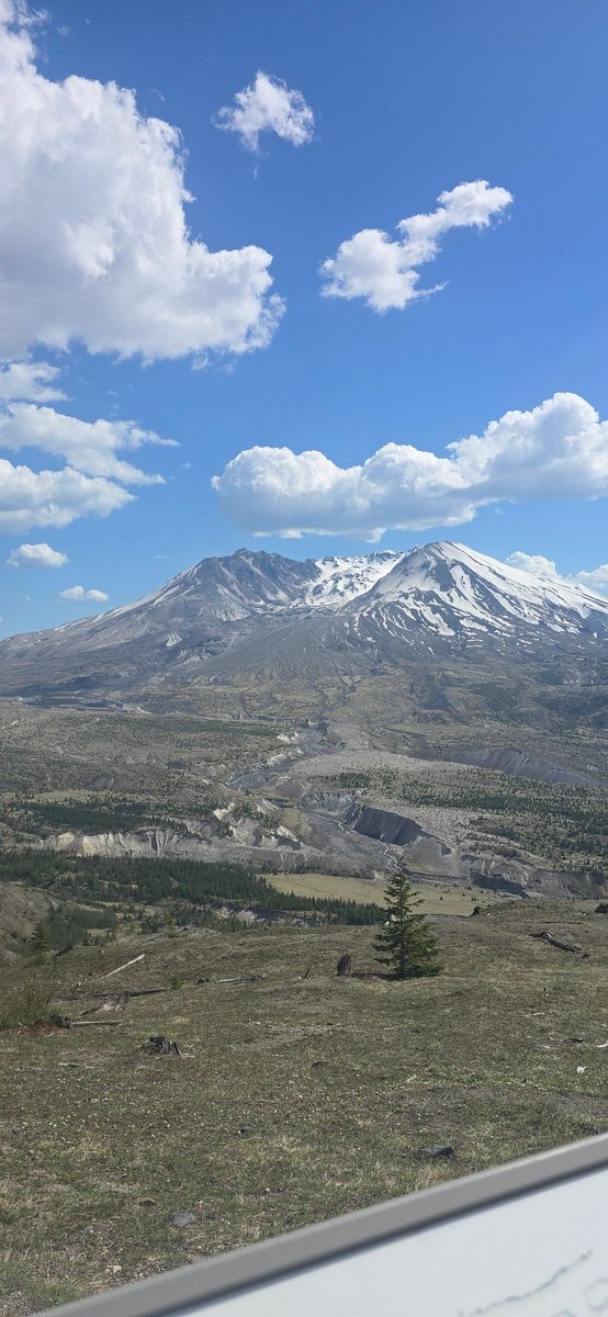 cnote_24's tweet photo. @RealChrisBowers @Interior @jennifereeser @USGS @USGSVolcanoes It's fantastic. I just hiked up to Johnston Observatory and WOW! https://t.co/UILh8Zb3Hj