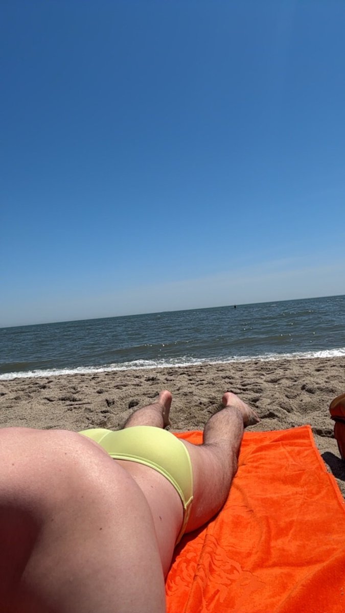 slvttymain's tweet photo. Life’s a beach or whatever https://t.co/bXadrL0vX9