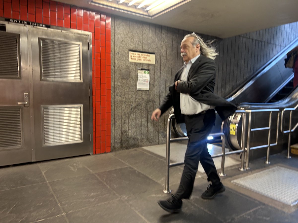 chayesmatthew's tweet photo. The MTA’s chief negotiator, Gary Dellaverson, just left LIRR strike negotiations to board the subway, he said, to go to his office to get something. https://t.co/UVc5ZJN6qD