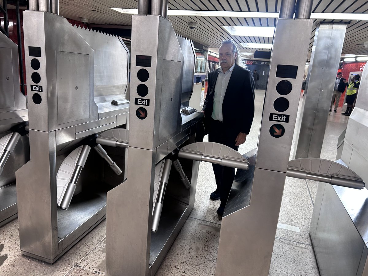 chayesmatthew's tweet photo. The MTA’s chief negotiator, Gary Dellaverson, just left LIRR strike negotiations to board the subway, he said, to go to his office to get something. https://t.co/UVc5ZJN6qD