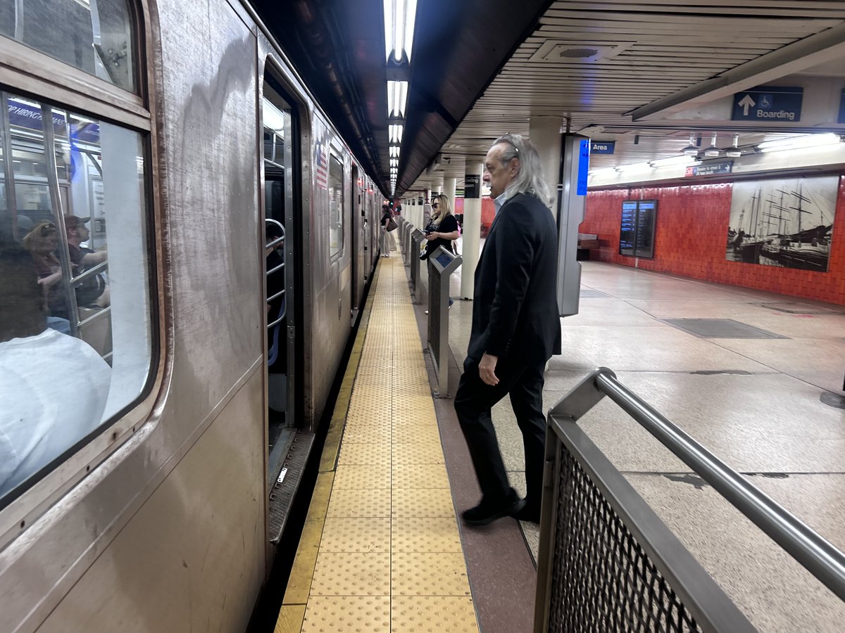 chayesmatthew's tweet photo. The MTA’s chief negotiator, Gary Dellaverson, just left LIRR strike negotiations to board the subway, he said, to go to his office to get something. https://t.co/UVc5ZJN6qD