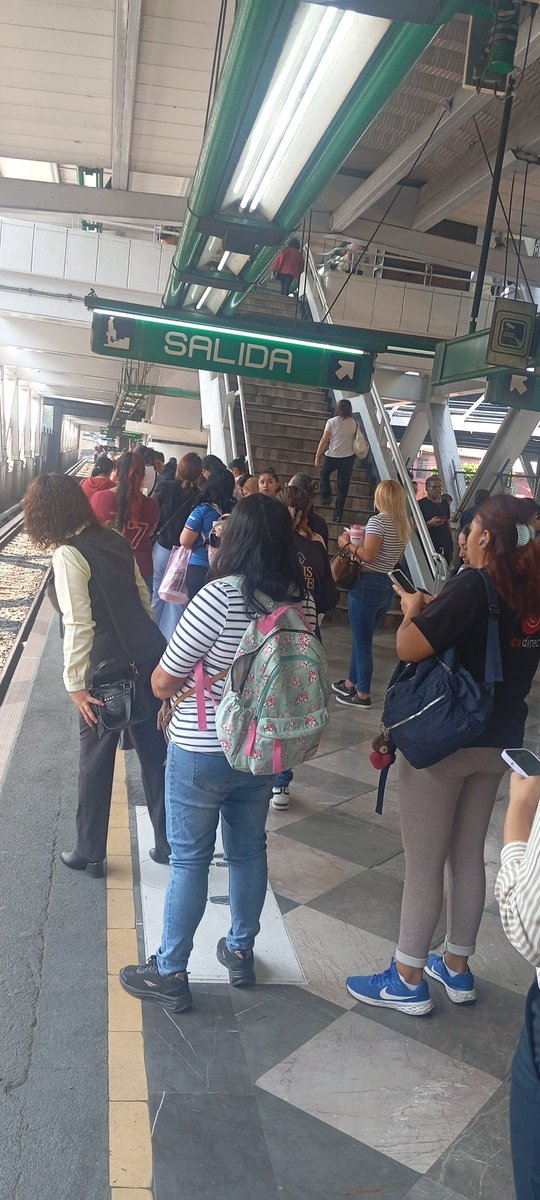Sayabil's tweet photo. @MetroCDMX hace más de 20 minutos que no pasa el tren en estación Iztacalco línea 8, qué pasa??? https://t.co/jgvXVEAO9t