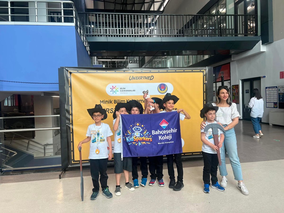 bhcshrMardin's tweet photo. 16 Mayıs’ta Diyarbakır’da düzenlenen FLL Explore Festivalinde, Mardin’den katılan tek takım olarak yerimizi aldık. 🚀

Kidsparkers takımımız, geliştirdiği yaratıcı projeyle “Yenilikçi Kaşifler Ödülü”nün sahibi oldu. 🏆

#FLLExplore #FIRSTLEGOLeague #BahcesehirKoleji https://t.co/NNJ0h4vO4z