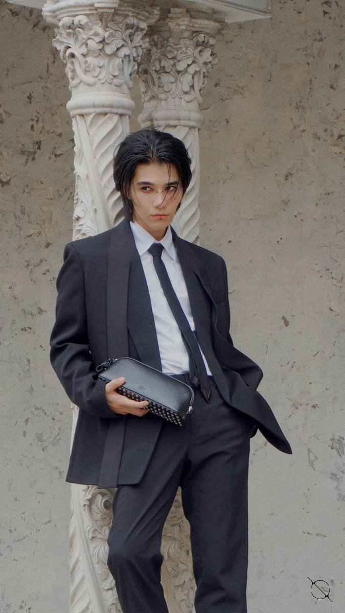 satursbabe's tweet photo. @ManuSatsUnit @MaisonValentino @jeffsatur @studio_onsaturn My favorite Jeff's Valentino outfit is, of course, the black tie one. I went WILD when these came out, he looks so FINE. https://t.co/vhFtRxYhqI