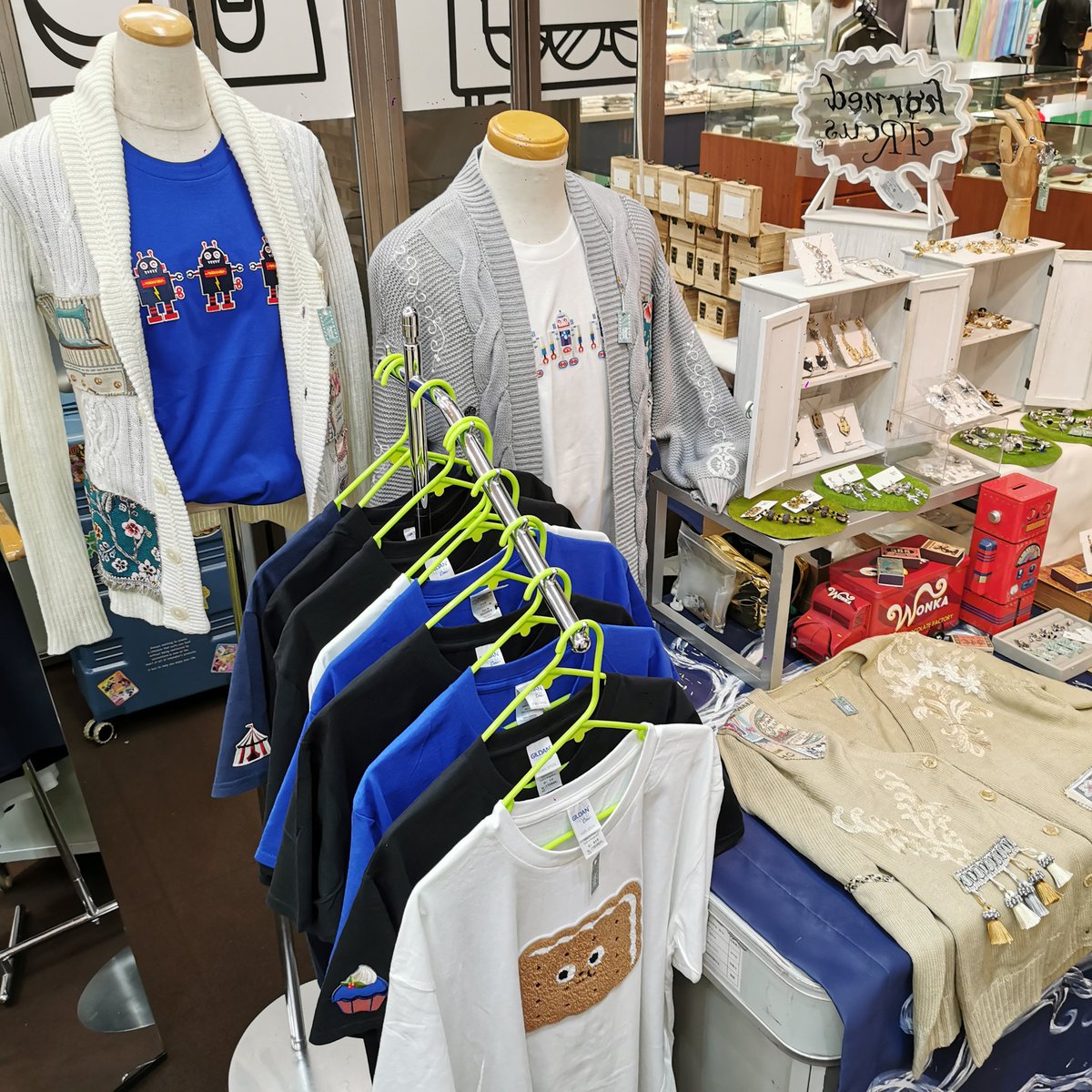 hornedcIRcus's tweet photo. 【🎪本日より出展開始🎪】

⭐5/18(月)～24(日)
JR名古屋タカシマヤ内
ハン��名古屋 10F(男の書斎横スペース)
※ハンズ名古屋最後の出展！
※最終日は17:00終了です

新作のTシャツ達や1点ものリメイクのニット達を見ていただけたら幸いです😆 https://t.co/tZT6f8hZxv