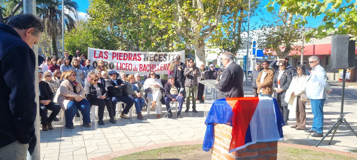 Bachichon's tweet photo. Una pancarta frente al ministro de educación y cultura @JoseCarlosMahia
*Las Piedras necesita otro liceo con Bachillerato*
Gobierno hipócrita que boga por "educashión, educashión" pero hace todo lo contrario, la destruye.
@Frente_Amplio
@PNACIONAL
@PartidoColorado https://t.co/rHALCVato5