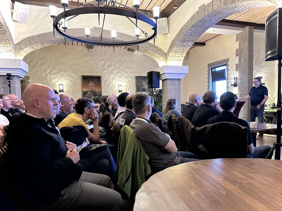 DOAGeV's tweet photo. #apexconn26 | Full House bei Scott Spendolini und APEXlang – und viele lachende Gesichter 🤩 

Scott rocks 💪🏻 „AI is good for dogs 🐶 Since AI mine has never been in such a good shape. Because I have time for walks.”

☺️ https://t.co/p0l63kZ0rX