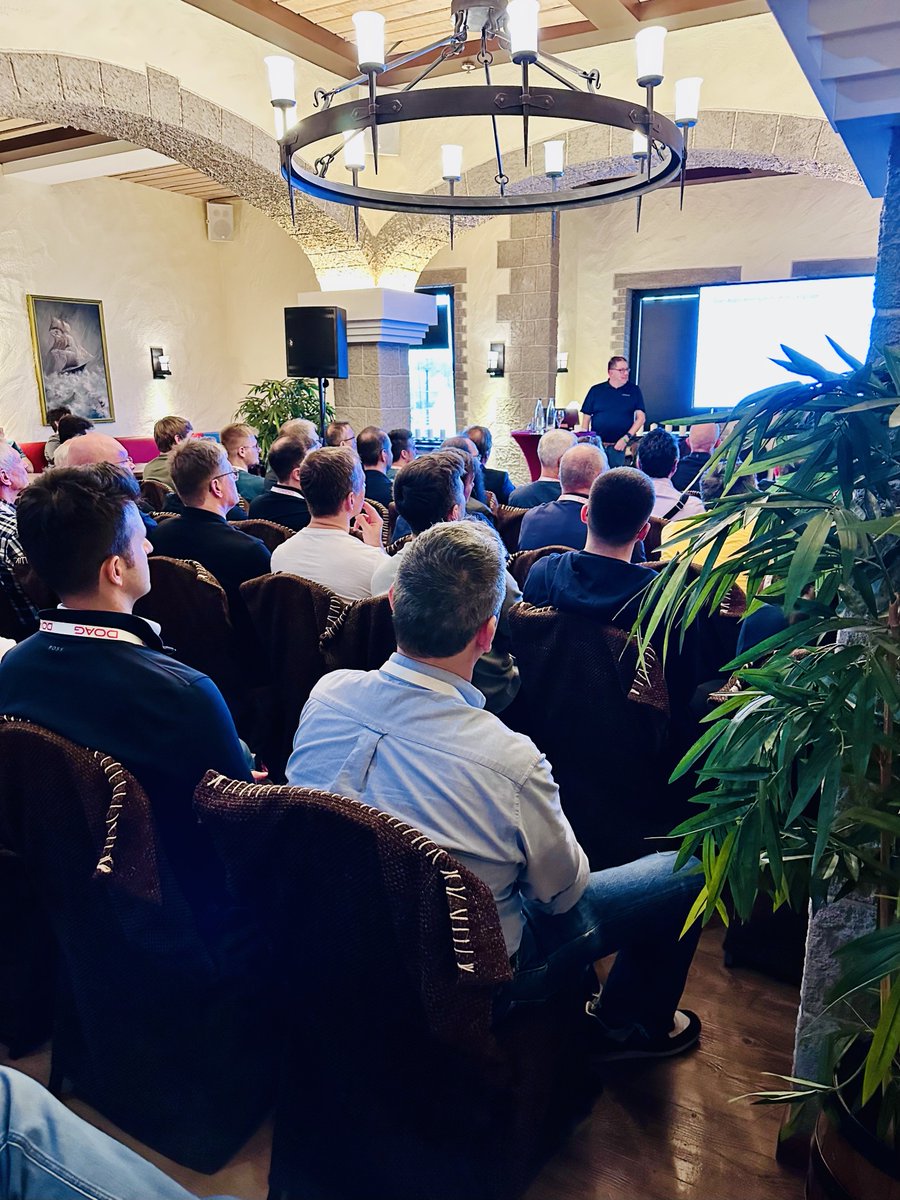 DOAGeV's tweet photo. #apexconn26 | Full House bei Scott Spendolini und APEXlang – und viele lachende Gesichter 🤩 

Scott rocks 💪🏻 „AI is good for dogs 🐶 Since AI mine has never been in such a good shape. Because I have time for walks.”

☺️ https://t.co/p0l63kZ0rX