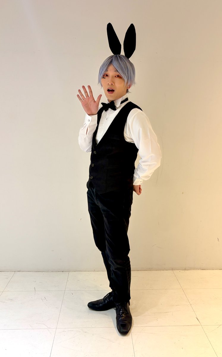 Poiyatsu's tweet photo. #ポイヤツ舞台裏 召喚バトルロイヤル編

裏で操ってそうなバニーず！アイメイクにカラコンで臨みました！
コンタクトすら人生でつけたことがなくて、しばらく慣れるために普段からつけてました（初回は超超超テンパった‼︎）
アイメイクをしたまま結構混んでる電車にも乗りました笑

by バニーず・男 https://t.co/0EsP1aGH4X