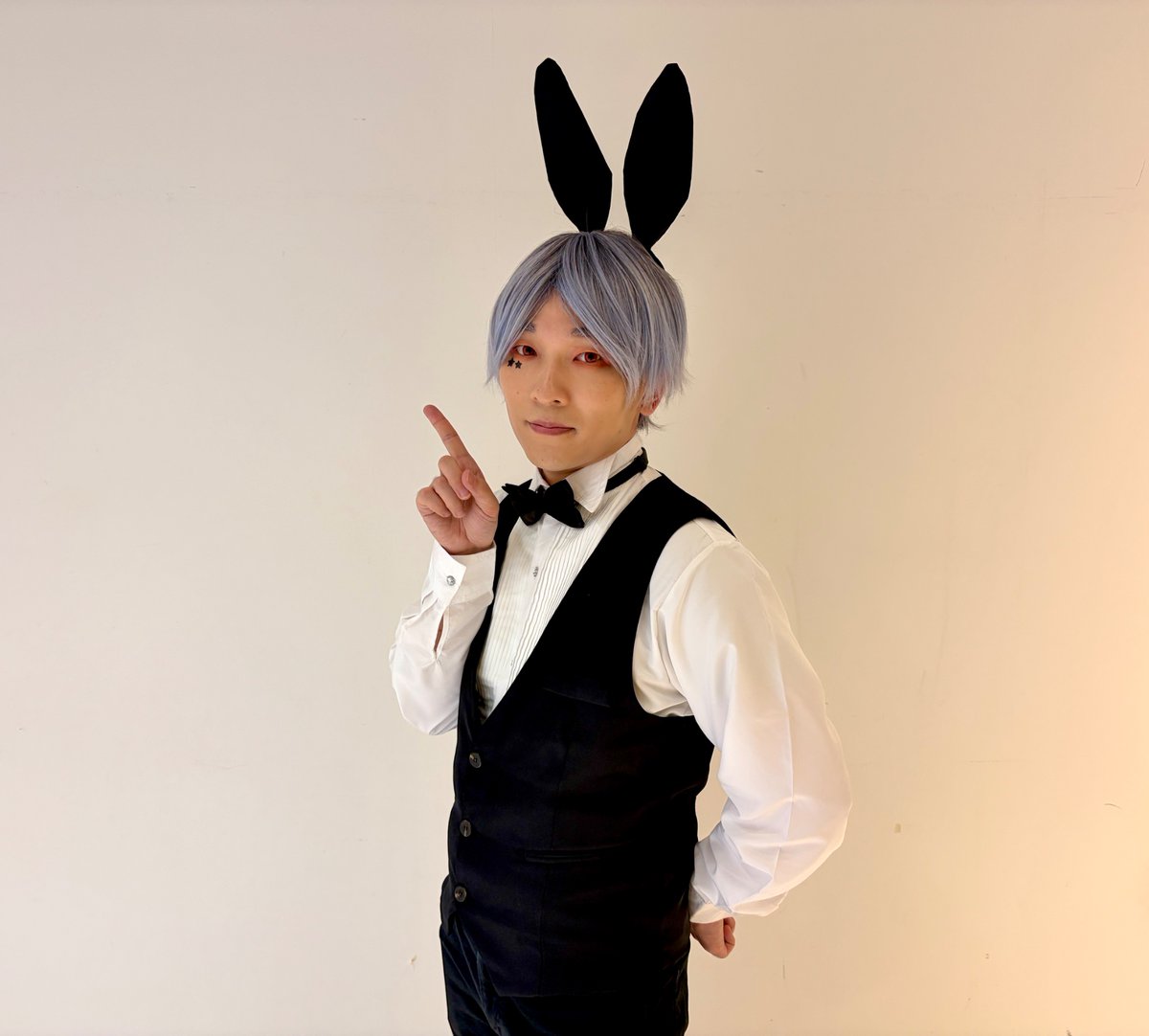 Poiyatsu's tweet photo. #ポイヤツ舞台裏 召喚バトルロイヤル編

裏で操ってそうなバニーず！アイメイクにカラコンで臨みました！
コンタクトすら人生でつけたことがなくて、しばらく慣れるために普段からつけてました（初回は超超超テンパった‼︎）
アイメイクをしたまま結構混んでる電車にも乗りました笑

by バニーず・男 https://t.co/0EsP1aGH4X