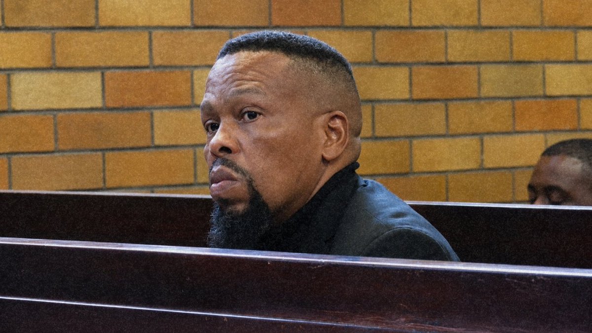 dailysunsa's tweet photo. 🔥 “I DIDN’T KILL MARIUS!” That’s what murder accused Matipandile Sotheni claims after explosive details were revealed in court about meetings with Wiandre Pretorious before Witness D was gunned down. 😨 #MariusVanDerMerwe #CourtCase #MadlangaCommission #DailSunNews https://t.co/QLcS0sjOuC