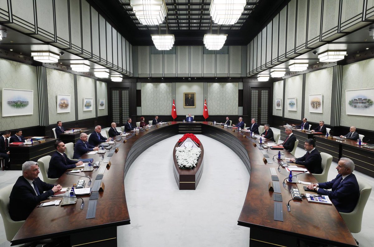 Akparti's tweet photo. Cumhurbaşkanımız Sayın Recep Tayyip Erdoğan, Kabine Toplantısı'na başkanlık etti. https://t.co/MQKl0IYIB5