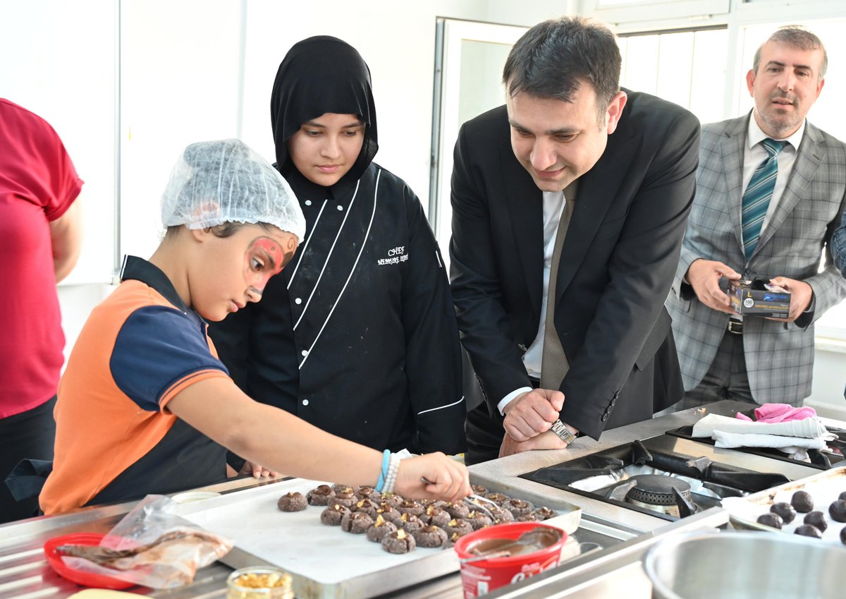 Aydin_MEM's tweet photo. İl Milli Eğitim Müdürümüz Sayın Mehmet YİĞİT, Bakanlığımızın "Ben Her Yerde Varım" projesi kapsamında Köşk Mesleki ve Teknik Anadolu Lisesinde düzenlenen "Maarifin Kalbinde Marifetli Gençlik" etkinliğine katıldı.✨️

Ziyarette öğretmenlerimizle bir araya gelen Müdürümüz, mesleki eğitimin Türkiye Yüzyılı vizyonumuz doğrultusundaki önemine dikkat çeken etkinlikte atölyeleri ziyaret ederek çalışmaları yerinde inceleme fırsatı buldu.

Bilgi, beceri ve alın terinin aynı sofrada buluştuğu birbirinden değerli el emeği ürünlerin yer aldığı proje; evlatlarımızın üretkenlik ve sorumluluk bilincini yansıtarak mesleki eğitimin güçlü yarınlarımızdaki yerini bir kez daha ortaya koydu.

📍Köşk Mesleki ve Teknik Anadolu Lisesi 

#MaarifinKalbindeMarifetliGençlik  
#BenHerYerdeVarım 

@tcmeb 
@Yusuf__Tekin 
@tcmeb_mtegm 
@skaygusuz 
@mehmetyigitmem