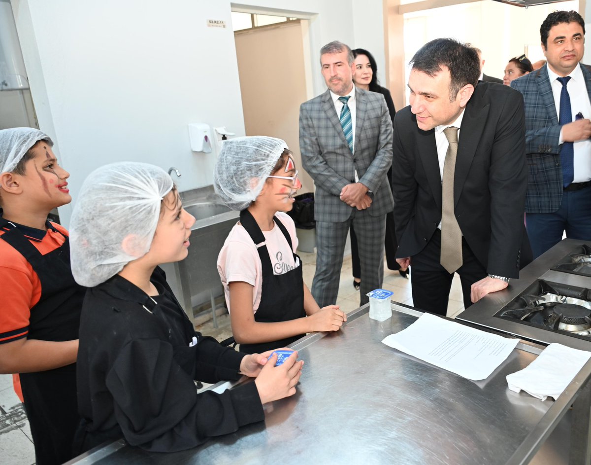 Aydin_MEM's tweet photo. İl Milli Eğitim Müdürümüz Sayın Mehmet YİĞİT, Bakanlığımızın "Ben Her Yerde Varım" projesi kapsamında Köşk Mesleki ve Teknik Anadolu Lisesinde düzenlenen "Maarifin Kalbinde Marifetli Gençlik" etkinliğine katıldı.✨️

Ziyarette öğretmenlerimizle bir araya gelen Müdürümüz, mesleki eğitimin Türkiye Yüzyılı vizyonumuz doğrultusundaki önemine dikkat çeken etkinlikte atölyeleri ziyaret ederek çalışmaları yerinde inceleme fırsatı buldu.

Bilgi, beceri ve alın terinin aynı sofrada buluştuğu birbirinden değerli el emeği ürünlerin yer aldığı proje; evlatlarımızın üretkenlik ve sorumluluk bilincini yansıtarak mesleki eğitimin güçlü yarınlarımızdaki yerini bir kez daha ortaya koydu.

📍Köşk Mesleki ve Teknik Anadolu Lisesi 

#MaarifinKalbindeMarifetliGençlik  
#BenHerYerdeVarım 

@tcmeb 
@Yusuf__Tekin 
@tcmeb_mtegm 
@skaygusuz 
@mehmetyigitmem