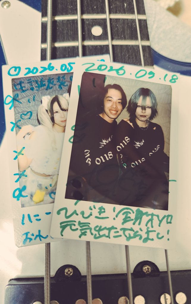てで tweet media