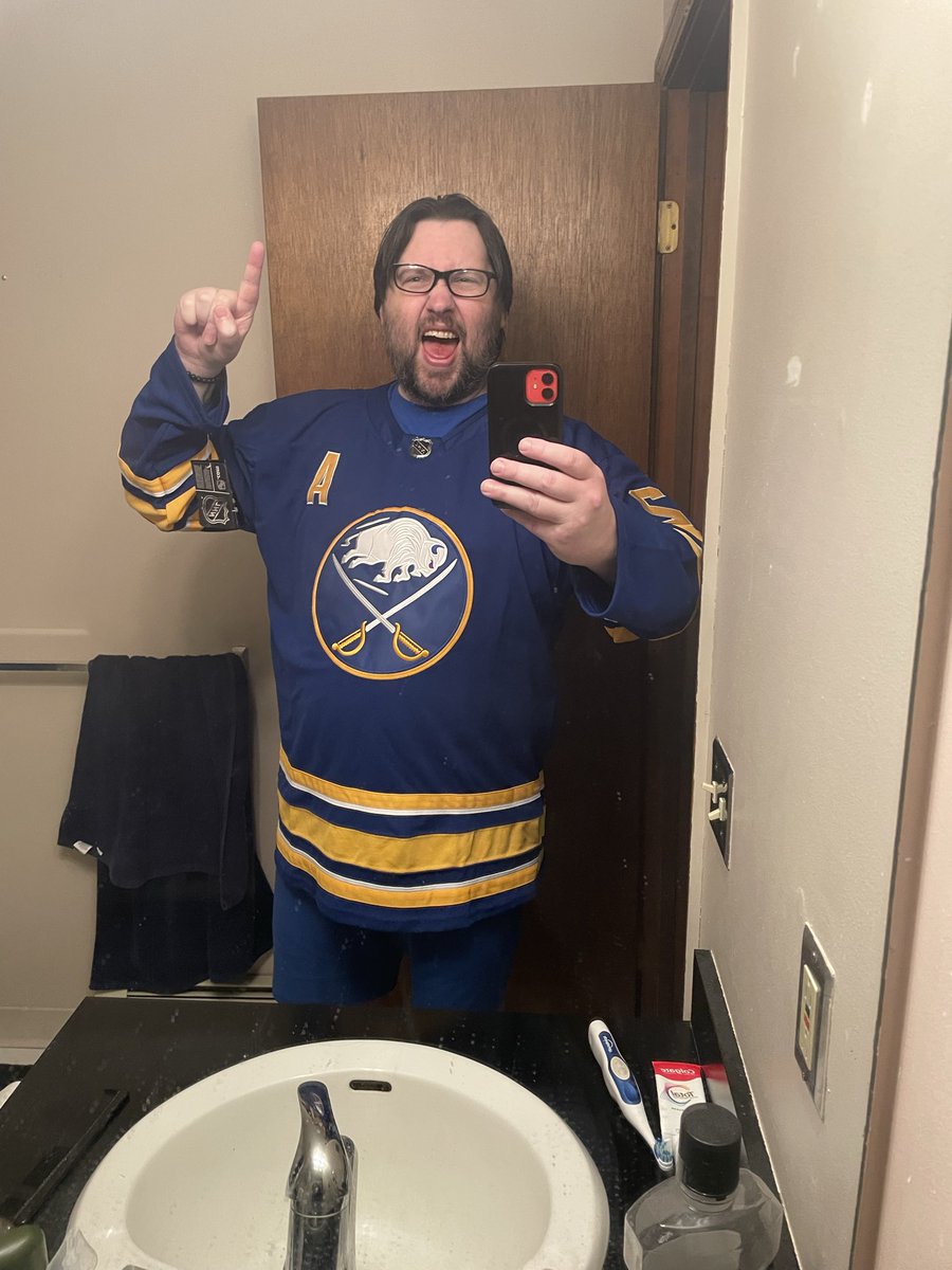 jizzyfresh's tweet photo. @BuffaloSabres @NHL  #BuffaloSabres #NHL #Game7 Perfect timing! Just got the jersey delivered in time for game 7!! LETS GO BUFFALO!! Go Sabres!! 💙💛👍🏻 https://t.co/O0Y6Z8BVf1