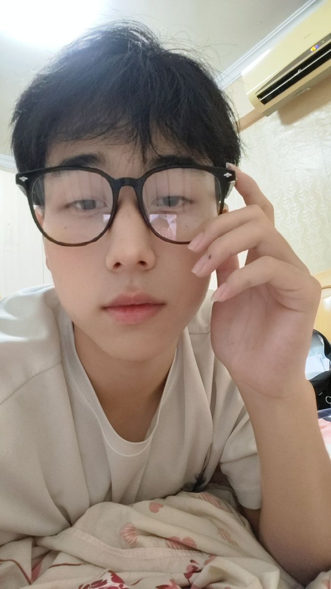cold_ice66121's tweet photo. glasses
#4i #4i男 #女攻男受 #iiii https://t.co/JZDwXlTNeC