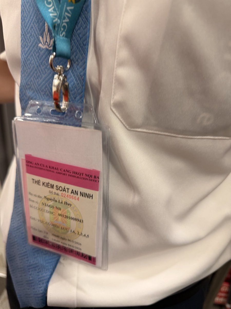 drabhaydaga's tweet photo. I have attached a clear photo of this employee’s ID card. I expect @VietnamAirlines to launch an immediate investigation into this discriminatory conduct and issue a formal apology. Racism and humiliation have no place in aviation. DO BETTER.
#VietnamAirlines #SkyTeam #BusinessClass #PassengerExperience #PaxEx #Discrimination #CustomerService