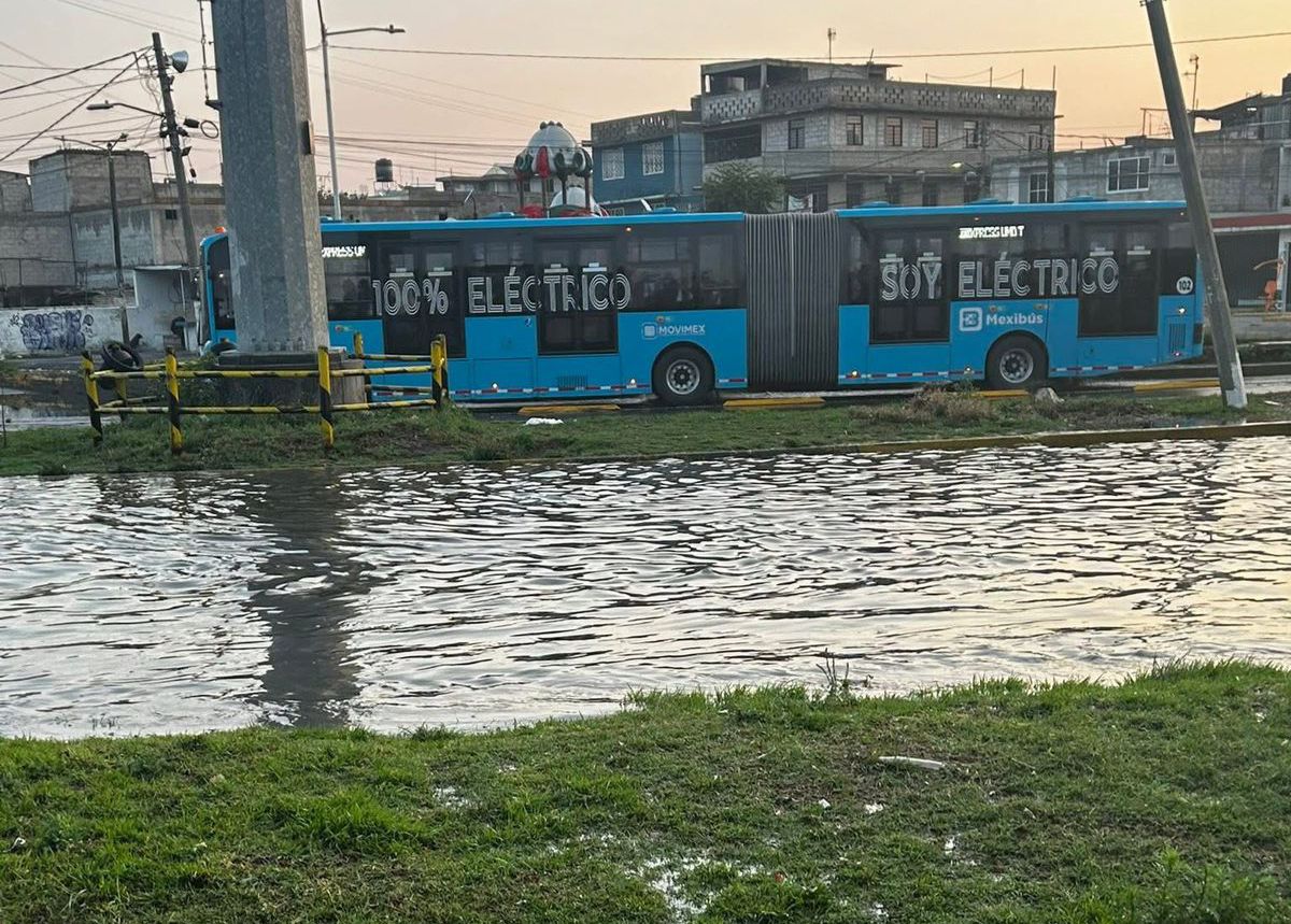 h_conexion's tweet photo. 🔴 #ÚltimaHora | Las fuertes #lluvias registradas en #Ecatepec dejaron severos #encharcamientos que #afectan esta mañana la circulación en la carretera México-Pachuca y el servicio de la Línea 4 del #Mexibús 🚍⚠️Consulta la nota completa👇
https://t.co/DLTG7obRlt https://t.co/p5aDSXupEl