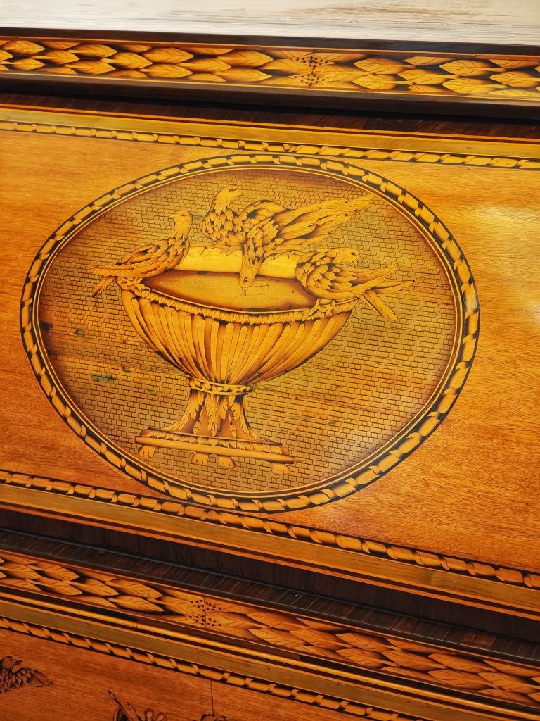 antmoose's tweet photo. @museiincomune @carolemadge @ChezCirce @HawkeJon @decimusclaudius @Livia_en_Roma @NCDrusus38 @caputmundiHeidi @chapps @rogueclassicist This rolltop desk in rosewood from a #Roman workshop dates from 1797-1798, after the ascent of #Napoleon as First Consul after the #French #Revolution and associates #Pliny's Doves with various #Jacobin symbols. Here the #doves represent the revival of the ancient #Republic. https://t.co/Opg8OQad7R