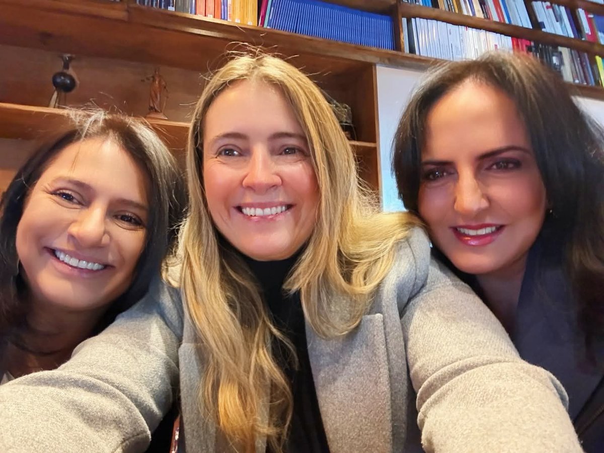 senseievm's tweet photo. Invito a @MariaFdaCabal y a @PaolaHolguin a que honren su palabra de apoyar a @PalomaValenciaL a la presidencia de Colombia.

Ustedes han sido las 3 generalas que se han parado firme y con el corazón grande a defender la libertad y la democracia de nuestra patria. https://t.co/V9YiGJBH0E