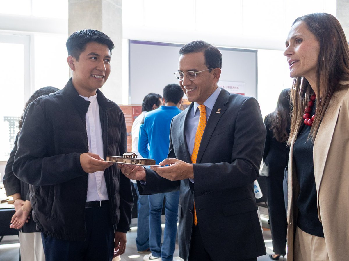 RecAnahuacPue's tweet photo. Me llena de orgullo ver el talento y la visión de nuestros estudiantes en el 5° Corredor de Arquitectura de la #AnáhuacPuebla.

Cada proyecto refleja creatividad, compromiso y una profunda reflexión sobre cómo la arquitectura puede transformar la vida de las personas y mejorar nuestros espacios.

¡Felicito a nuestros alumnos y docentes por seguir construyendo ideas que inspiran y generan impacto!