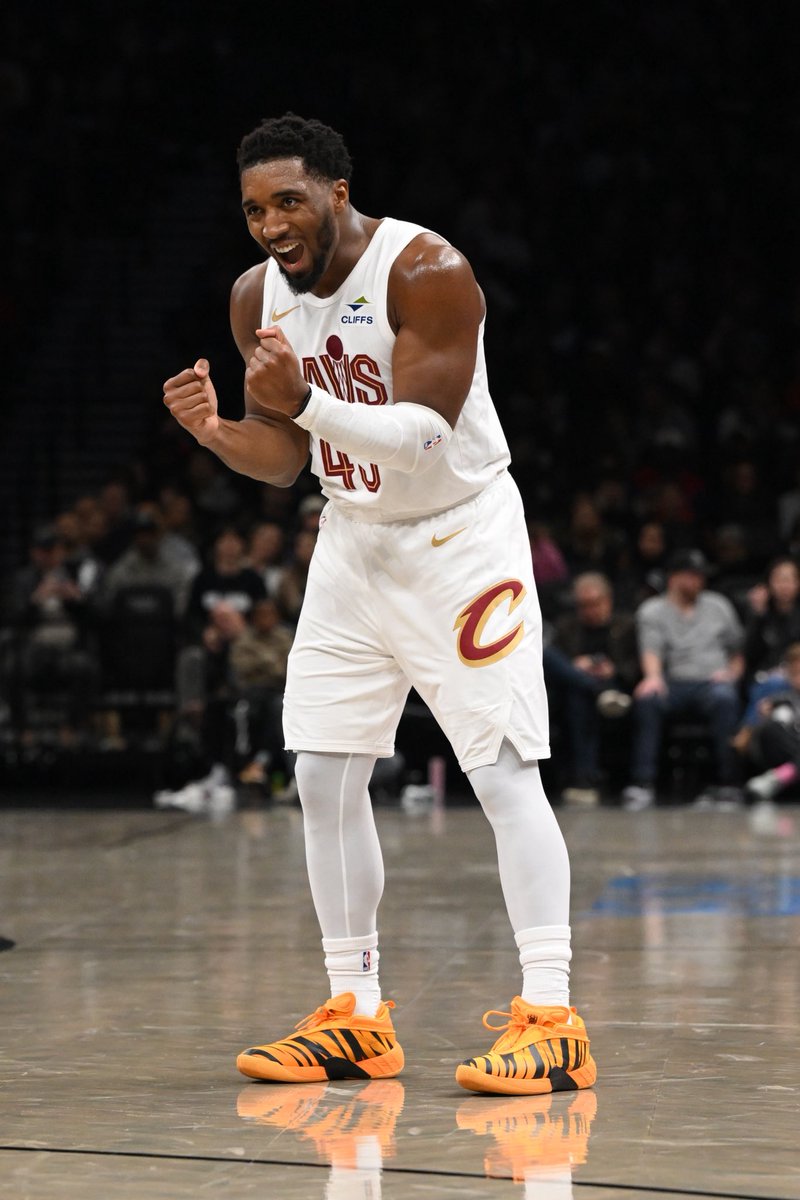 LouisvilleMBB's tweet photo. One 👏 step 👏 closer 

Congrats to @spidadmitchell and the @cavs on advancing to the EASTERN CONFERENCE FINALS ‼️

#GoCards https://t.co/TM9DZ4rjLY