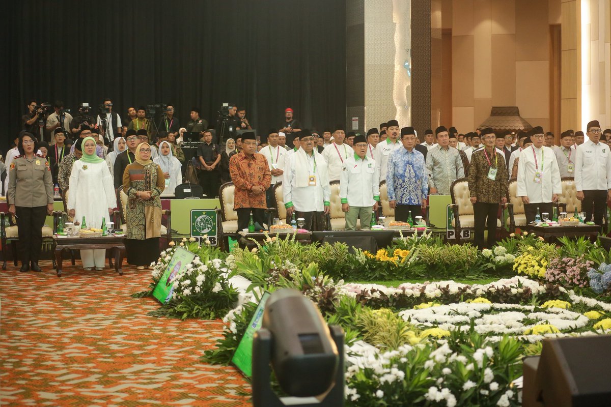 DPP_PKB's tweet photo. Temu Nasional Pondok Pesantren resmi dibuka oleh Ketua Umum DPP PKB, Gus Muhaimin, bersama lebih dari 250 pengasuh pesantren dari seluruh Indonesia. Dalam forum ini, ia menegaskan bahwa kekerasan seksual di lingkungan pesantren adalah kondisi darurat harus dilawan bersama.

#PKB https://t.co/RjxgI3vaYU
