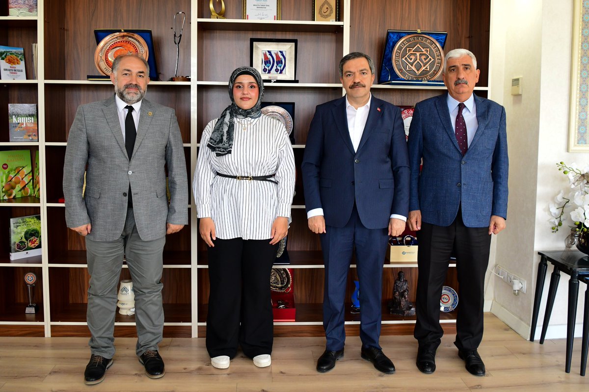 recep_bentli's tweet photo. Mühendislik ve Doğa Bilimleri Fakültesi Yazılım Mühendisliği 4. sınıf öğrencimiz Elif Nur Tekay’ı misafir ettik. Öğrencimizin yer aldığı “MemoVision” projesinin, Turkcell tarafından düzenlenen Yarının Teknoloji Liderleri yarışmasında ikincilik ödülü kazanmasından büyük gurur duyduk. Başarısıyla üniversitemizi gururlandıran öğrencimizi tebrik ediyor, başarılarının devamını diliyorum.

@MTU_ozaledu 
@Mtu_Mdbf