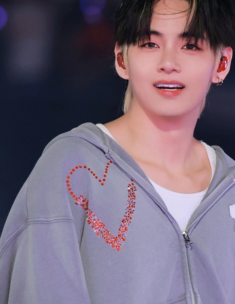 lovedbythv's tweet photo. can't spell love without v can't make a heart without v <3 he is love itself https://t.co/M7jlryq93W