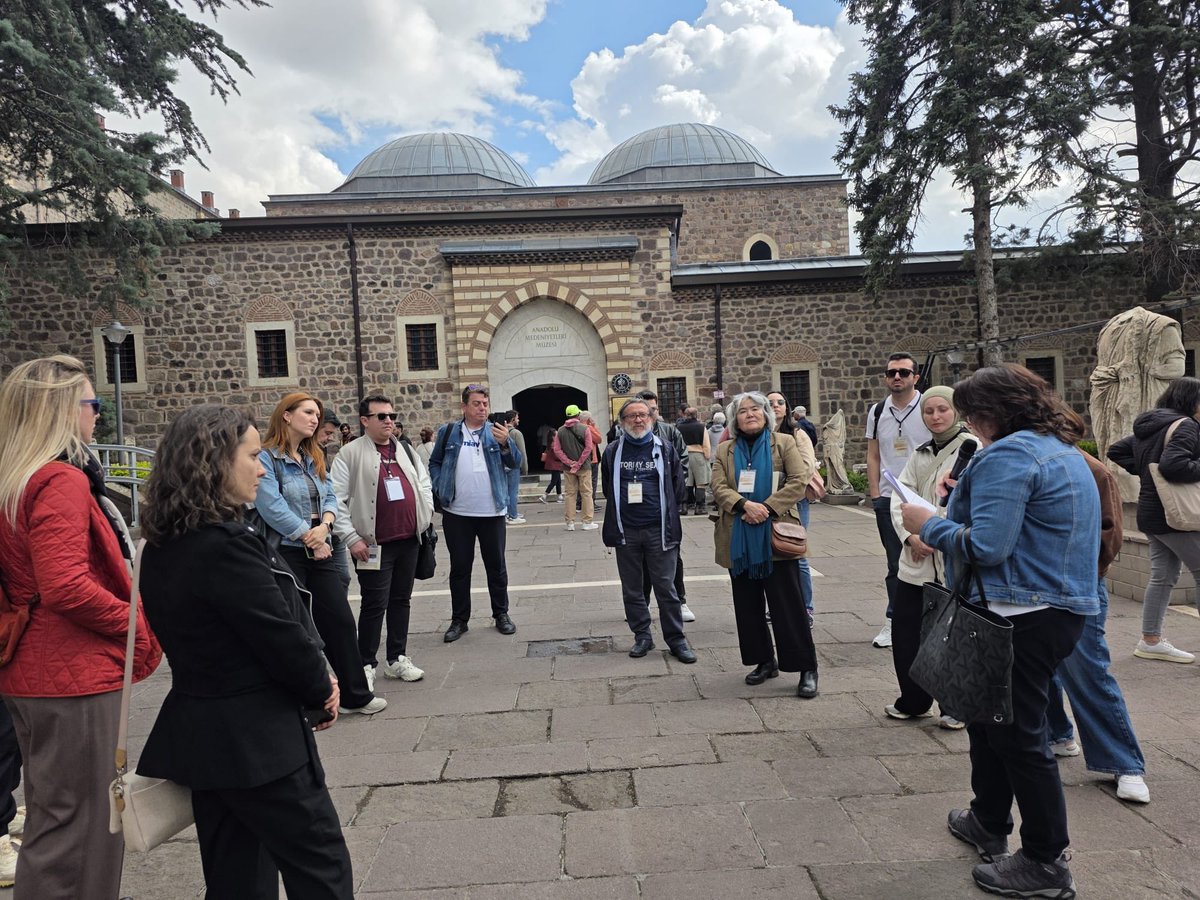 AKMB_govtr's tweet photo. Atatürk Kültür Merkezi Başkanlığınca 18 Mayıs 2026 tarihinde gerçekleştirilen “Anlatı Haritalama: Beş Şehir Metninde Ankara Örneği” eğitim gezisi başarıyla tamamlandı.

#beşşehir #ahmethamditanpınar #ankara #akmb #gezi https://t.co/aH0jDQNl6X
