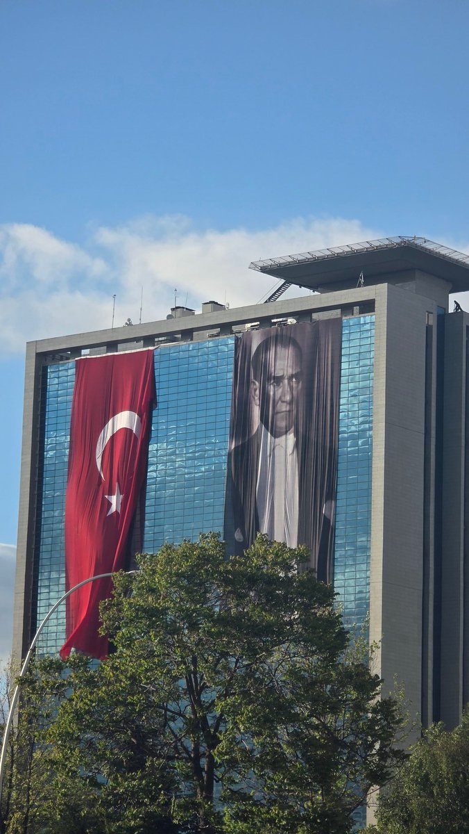 hsyn0671's tweet photo. Çok güzel bayraklar, ama gönülsüz asılmış gibi duruyor bütün görenler eminim ki şikayetçidir. Tam gerdirilmesini rica ediyoruz. @ankarabbld @mansuryavas06 https://t.co/IumFYyx2QX