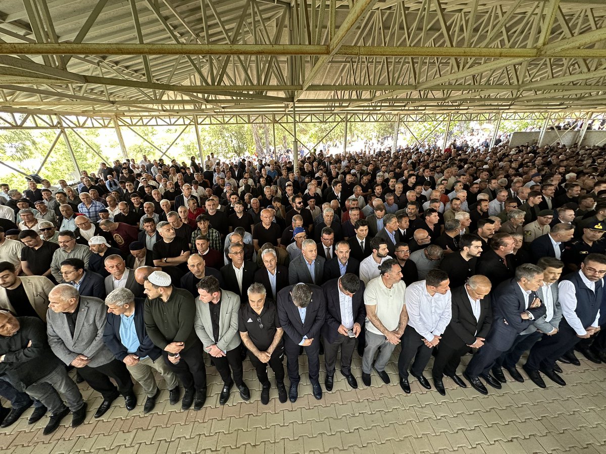 avyunusgunal's tweet photo. Önceki dönem Dışişleri Bakanımız, Antalya Milletvekilimiz Sayın Mevlüt Çavuşoğlu’nun kıymetli kardeşi Aydın Çavuşoğlu’nun cenaze merasimine katıldık.

Merhuma Allah’tan rahmet; başta Sayın Bakanımız olmak üzere  Çavuşoğlu ailesine, yakınlarına ve sevenlerine sabır ve başsağlığı diliyoruz.

@MevlutCavusoglu