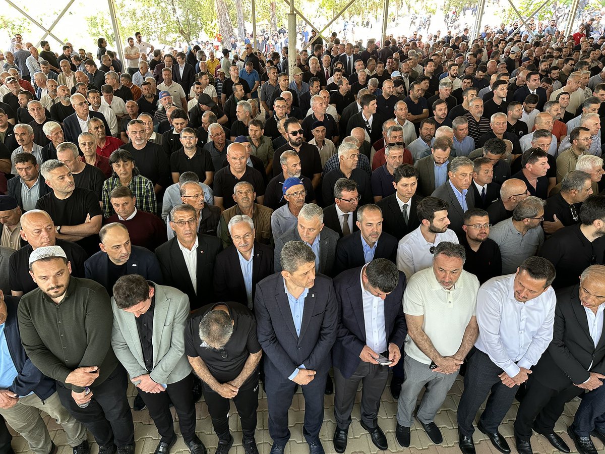 avyunusgunal's tweet photo. Önceki dönem Dışişleri Bakanımız, Antalya Milletvekilimiz Sayın Mevlüt Çavuşoğlu’nun kıymetli kardeşi Aydın Çavuşoğlu’nun cenaze merasimine katıldık.

Merhuma Allah’tan rahmet; başta Sayın Bakanımız olmak üzere  Çavuşoğlu ailesine, yakınlarına ve sevenlerine sabır ve başsağlığı diliyoruz.

@MevlutCavusoglu