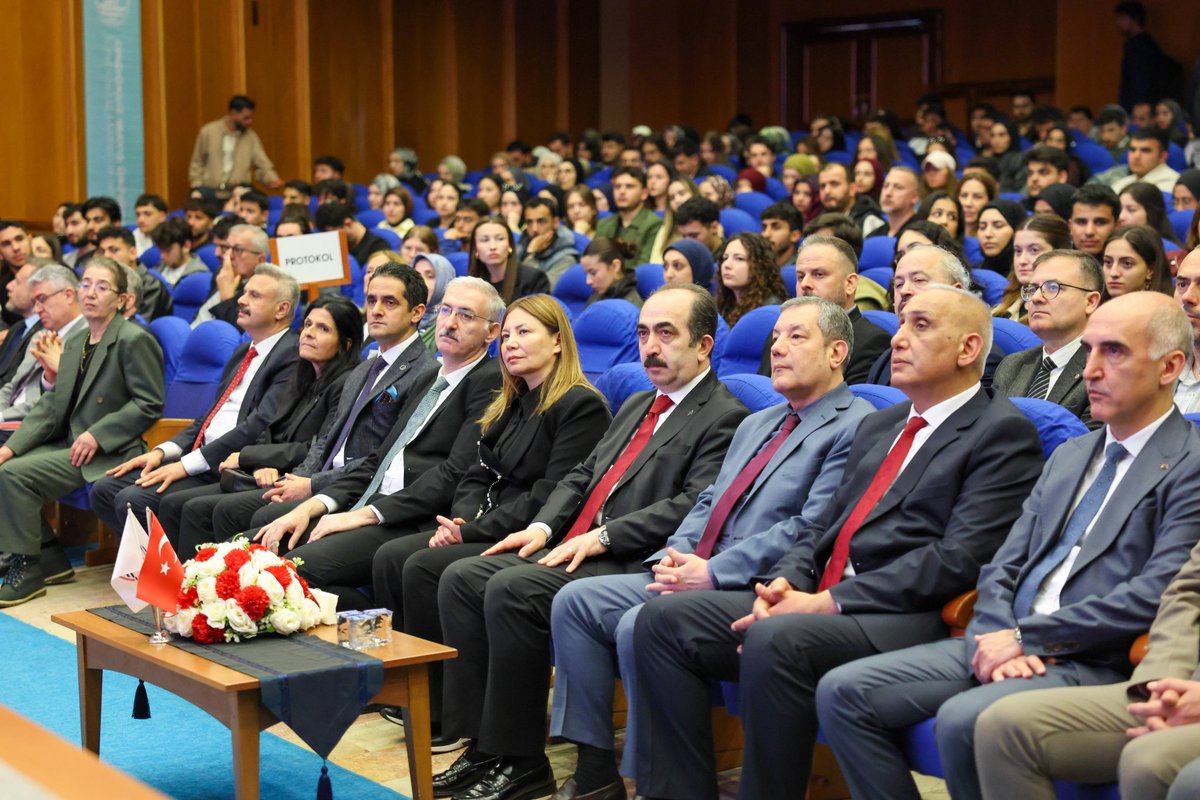 ttkgovtr's tweet photo. Türk Tarih Kurumu ve Ondokuz Mayıs Üniversitesi iş birliğiyle “Samsun ve Millî Mücadele’nin İnşası” başlıklı panel gerçekleştirildi.
Türk Tarih Kurumu Başkanı Prof. Dr. Yüksel Özgen ile Ondokuz Mayıs Üniversitesi Rektörü Prof. Dr.  Fatma Aydın'ın açış konuşmalarıyla başlayan, Prof. Dr. İbrahim Tellioğlu’nun oturum başkanlığını  yürüttüğü panelde;  Prof. Dr. Hikmet Öksüz, Prof. Dr. Önder Duman ve Prof. Dr. Serpil Sürmeli Millî Mücadele’nin başlangıç sürecini tarihî, siyasi ve toplumsal boyutlarıyla ele aldı.