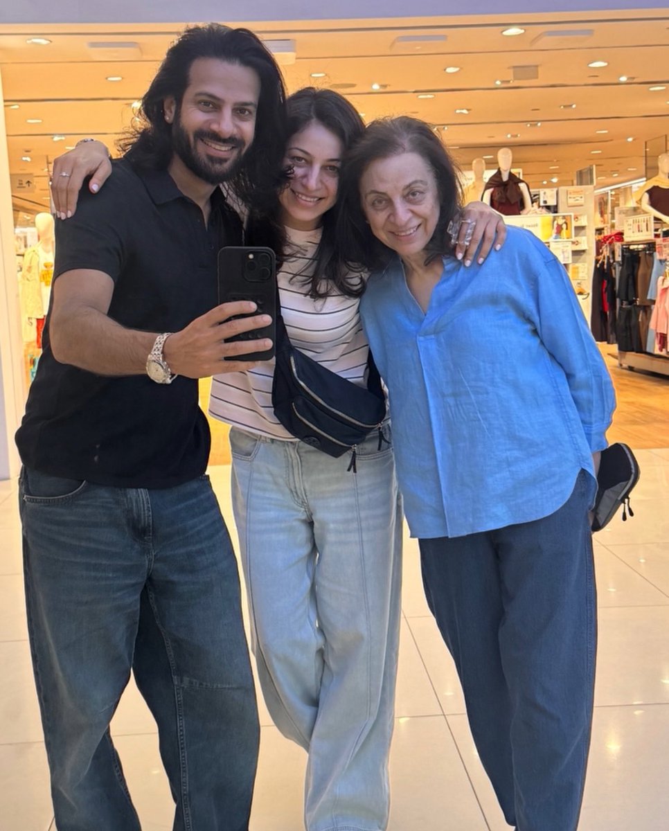 kvmfilmv's tweet photo. CUTEEEEE🩵🩵🩵 he looks so happy🫶🏻
#karanveermehra @karanveermehra https://t.co/nLAfCKDvON