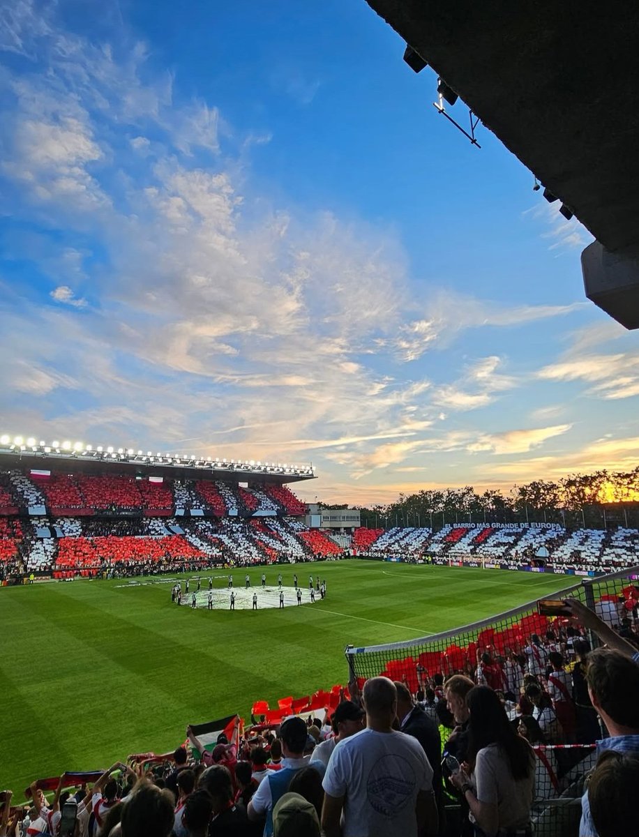 rcs1906_'s tweet photo. Pas la fin de saison espèrée, mais merci @RCSA d'avoir réalisé mon rêve de gosse, à savoir représenter mon club aux 4 coins de l'Europe.
6 déplacements européens pour ma part avec de magnifiques rencontres,la découverte de stades atypiques et de grosses ambiances
MERCI LES BLEUS https://t.co/w5aiSXarAn