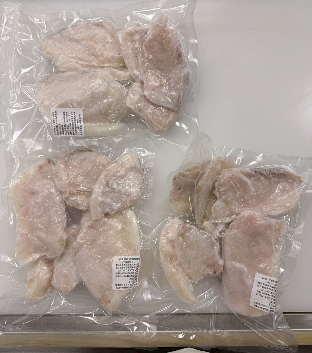 EC95277's tweet photo. 龍虎斑腹肉（含排刺）
特價：90元/包
重量：500克
效期：2027年02月28日

腹部油脂多、皮厚，非常適合以下烹飪方法：
清蒸：水滾後蒸約 6 分鐘，再燜 2 分鐘，最能吃出魚肉的鮮甜與彈性。
煮湯：與魚頭一起煮湯，可釋放大量膠原蛋白，湯頭鮮甜黏嘴。
乾煎：抹上少許鹽與清酒，以小火慢煎至外皮金黃酥脆 https://t.co/EDwhbWYgvY