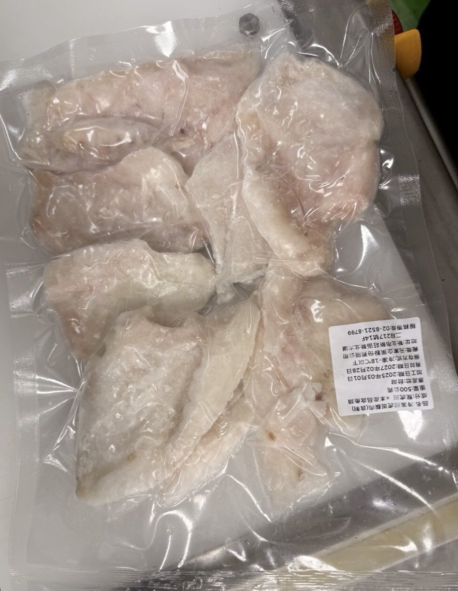 EC95277's tweet photo. 龍虎斑腹肉（含排刺）
特價：90元/包
重量：500克
效期：2027年02月28日

腹部油脂多、皮厚，非常適合以下烹飪方法：
清蒸：水滾後蒸約 6 分鐘，再燜 2 分鐘，最能吃出魚肉的鮮甜與彈性。
煮湯：與魚頭一起煮湯，可釋放大量膠原蛋白，湯頭鮮甜黏嘴。
乾煎：抹上少許鹽與清酒，以小火慢煎至外皮金黃酥脆 https://t.co/EDwhbWYgvY