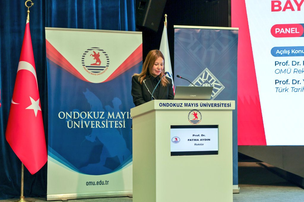 ttkgovtr's tweet photo. Türk Tarih Kurumu ve Ondokuz Mayıs Üniversitesi iş birliğiyle “Samsun ve Millî Mücadele’nin İnşası” başlıklı panel gerçekleştirildi.
Türk Tarih Kurumu Başkanı Prof. Dr. Yüksel Özgen ile Ondokuz Mayıs Üniversitesi Rektörü Prof. Dr.  Fatma Aydın'ın açış konuşmalarıyla başlayan, Prof. Dr. İbrahim Tellioğlu’nun oturum başkanlığını  yürüttüğü panelde;  Prof. Dr. Hikmet Öksüz, Prof. Dr. Önder Duman ve Prof. Dr. Serpil Sürmeli Millî Mücadele’nin başlangıç sürecini tarihî, siyasi ve toplumsal boyutlarıyla ele aldı.