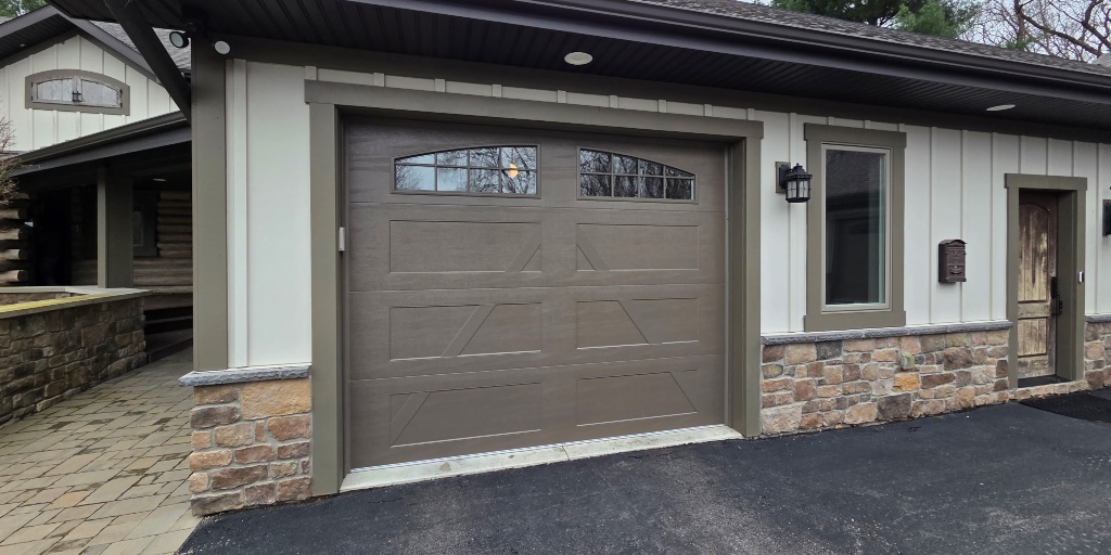 RaynorDoors's tweet photo. Country Manor is the ideal door for a timeless farmhouse look with aesthetic design options that complement any home. 

📸 Country Manor in Bronze with A-Buck panels and 4-over-4 two piece arched windows courtesy of Higgins Overhead Door https://t.co/Pps5Bdgn28