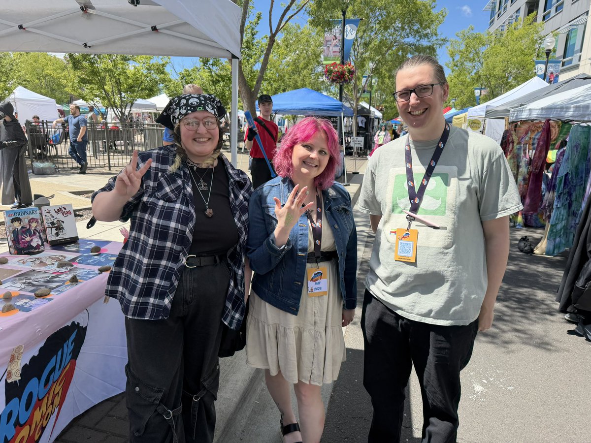 NegativeGrass's tweet photo. Oh. My. Goddess. Look who we ran into! The very voice of Monna herself Lacey Deline! We’re stoked that you were able to make it out to Rogue Comic Con! Thanks for hangin out with us for the weekend 💚

#roguecomiccon #2danimation #animatedseries #voiceactor #kickstartercampaign https://t.co/H73ufYTK1P