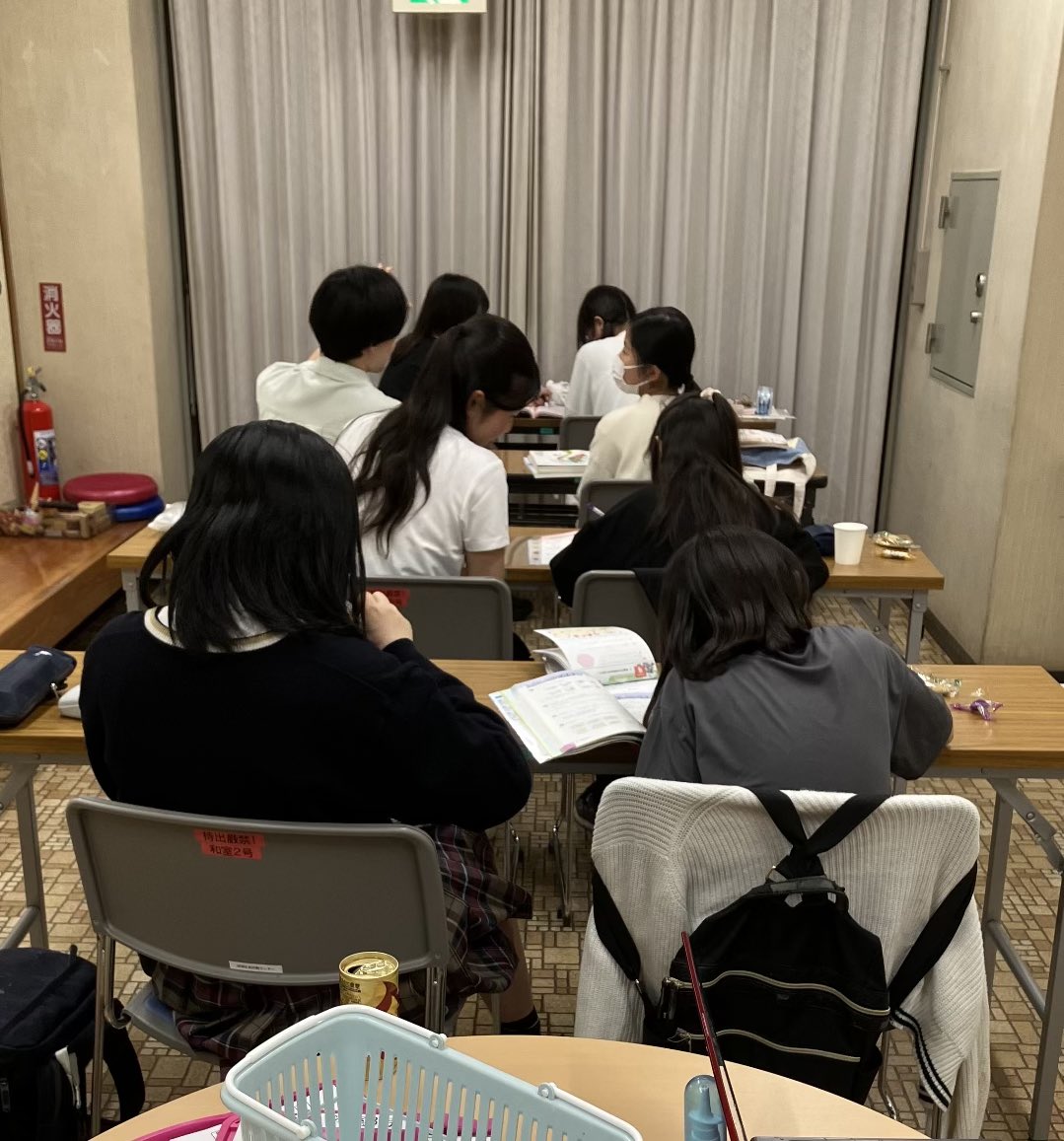 tumugi708's tweet photo. 少し間が空きました。
中野つむぎ塾
毎週賑やか？にやってます。

生徒は小学1年から高校2年まで

合計は今までのマックスで34人になりました。

小学生の割合がだいぶ多くなってます。
中学生の問い合わせもお待ちしてまーす！ https://t.co/XpKKGbnfzF