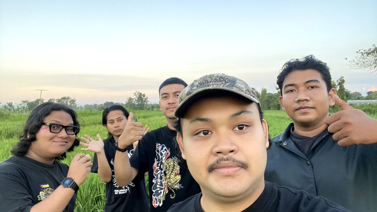 Commonsenseeee3's tweet photo. Romanticizing the little things that might be hard to do in the next few years with my friends https://t.co/fYKAgblrqm
