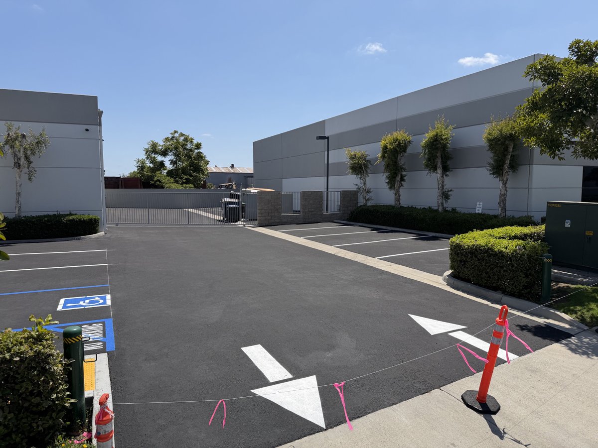 Asphalt_Pro's tweet photo. Empire Parking Lot Services' experienced maintenance division was completing sealcoating &amp; striping for an industrial building in Orange. Do you want your parking lot to look this good? Check us out on Google or Yelp! https://t.co/pHmfMuQ79J