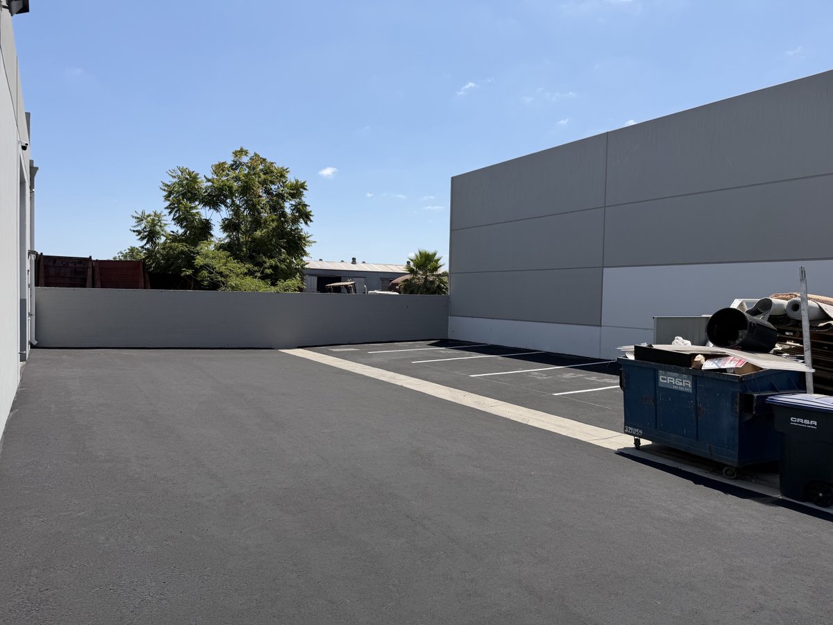Asphalt_Pro's tweet photo. Empire Parking Lot Services' experienced maintenance division was completing sealcoating &amp; striping for an industrial building in Orange. Do you want your parking lot to look this good? Check us out on Google or Yelp! https://t.co/pHmfMuQ79J