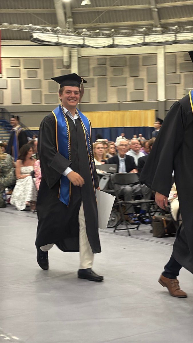 DePaulPrepMBB's tweet photo. Congratulations to Cole Cerravolo (FAMO ‘22) on graduating from the University of Notre Dame yesterday. He graduated in finance with the honor of Magna Cum Laude. Very proud of you Cole. Coach. @depaulprepAD https://t.co/jW56g9BkbF