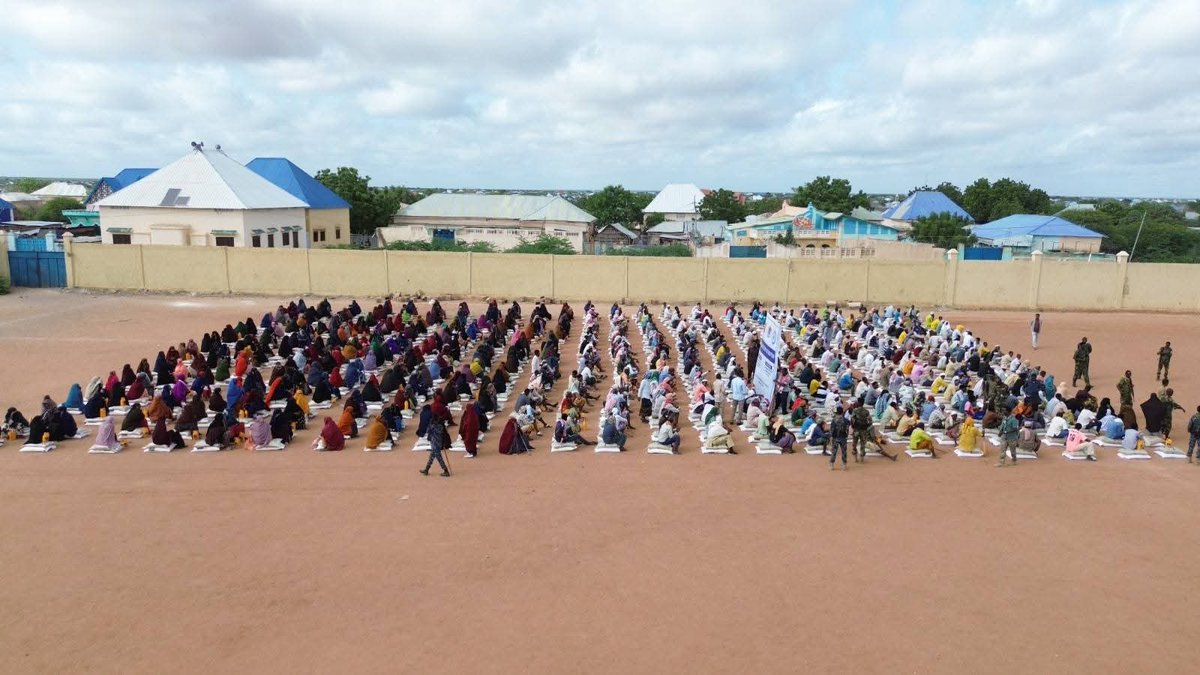 SoDMA_Somalia's tweet photo. Nearly 1,000 vulnerable families in #Bardhere district, #Gedo region, have received humanitarian assistance from SoDMA as drought conditions continue to affect livelihoods and livestock across the area. The relief support was provided with assistance from the Government of China.
The distribution marks the second phase of drought response operations in Bardhere. Earlier, SoDMA delivered aid to around 1,200 vulnerable families as part of the first phase of assistance.
SoDMA affirms that humanitarian operations will continue across Somalia with support from international partner countries, as efforts intensify to assist communities affected by drought and other humanitarian challenges.
@ChineseSomalia