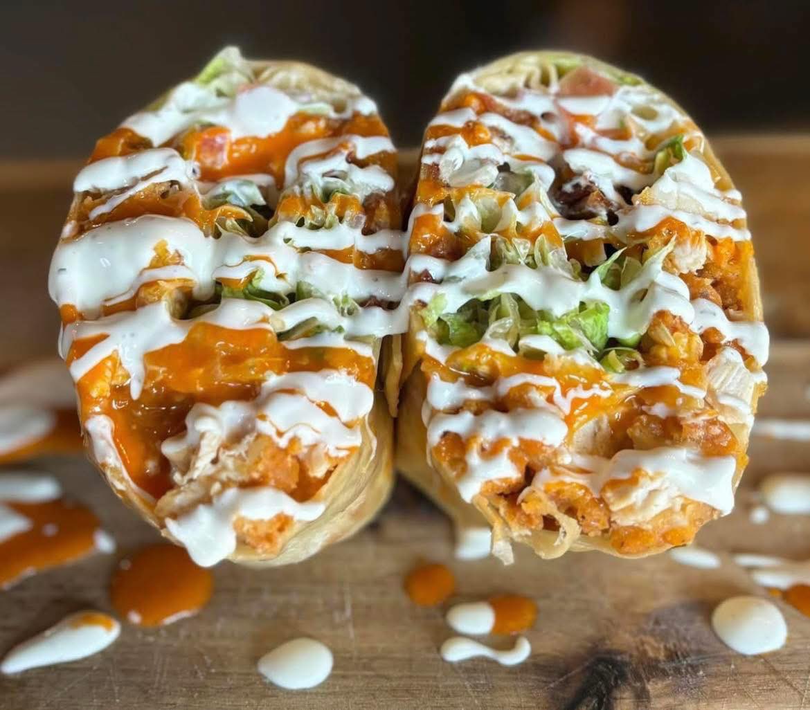 SugarfireWingH's tweet photo. UNDER WRAPS 🌯

Two Crispy Chopped Chicken Tenders (Tossed in Housemade Buffalo Sauce), Lettuce, Tomato, Cheddar Cheese, Bacon and Ranch Wrapped in a 12-Inch Flour Tortilla!

🔥636-265-1234🔥
https://t.co/b0grPZFiTk https://t.co/daTkunnjrl